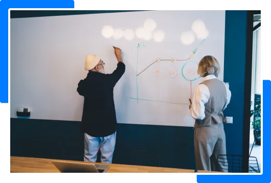 Zwei Beraterinnen skizzieren einen E-Commerce-Prozess am Whiteboard
