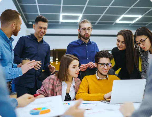 Team von DeinConsultant bei der gemeinsamen Projektarbeit