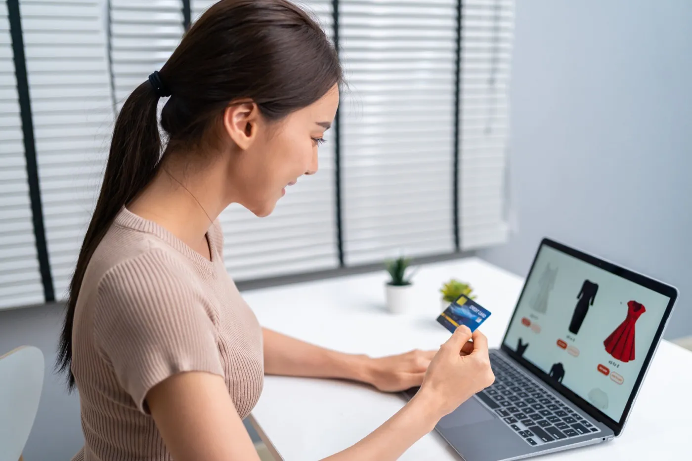 Kundin kauft Produkte auf einem Online-Marktplatz am Laptop ein