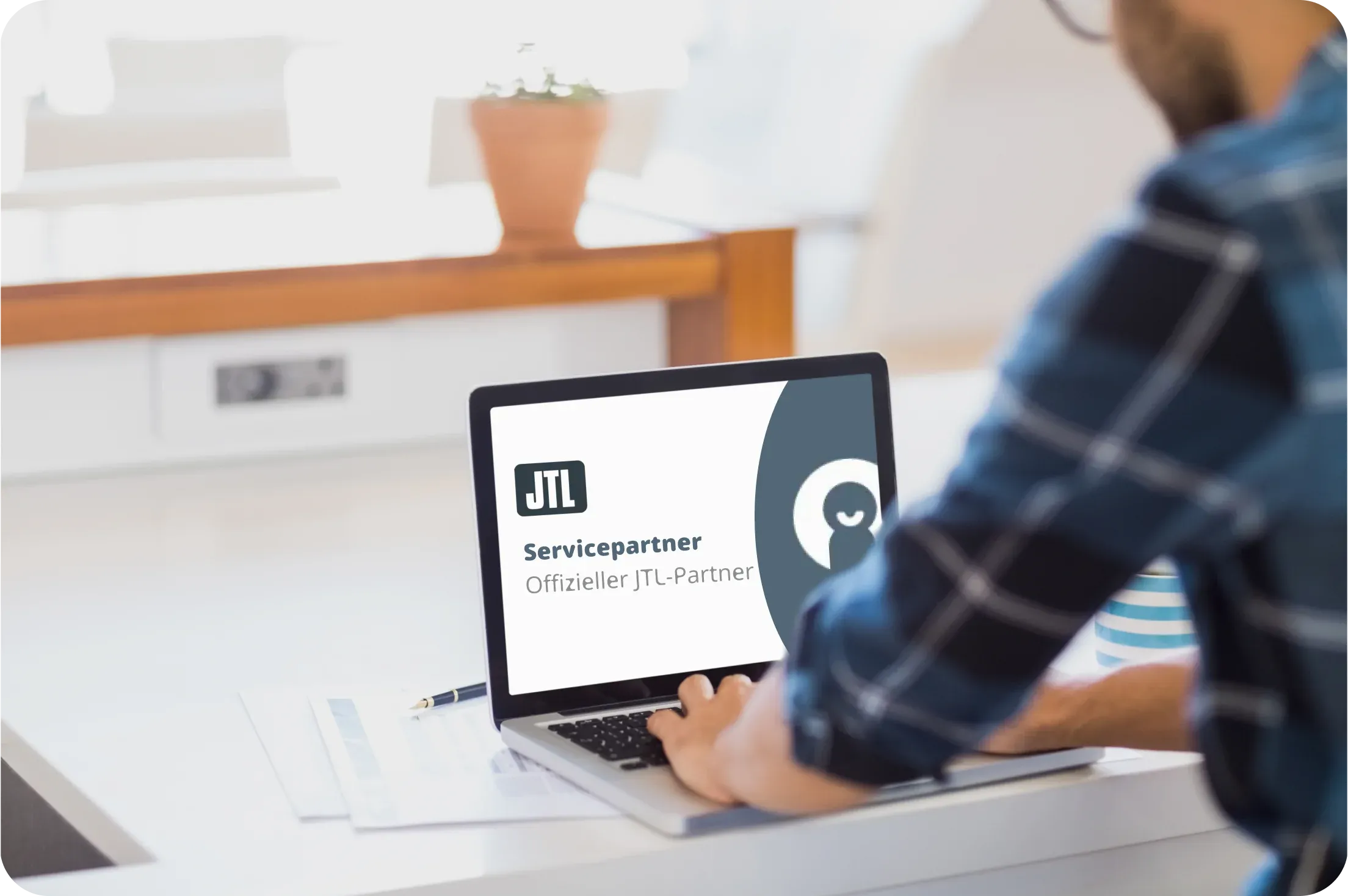 JTL-Servicepartner bei der Arbeit am Online-Shop Projekt