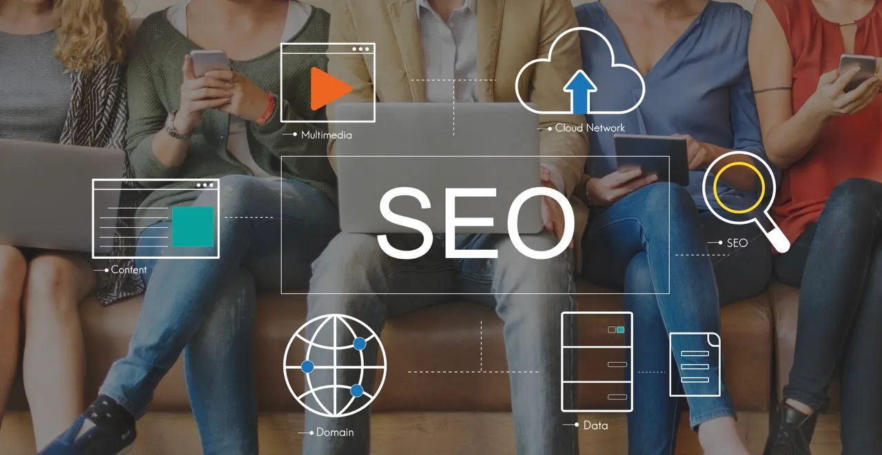 Team mit Laptops plant SEO-Strategie