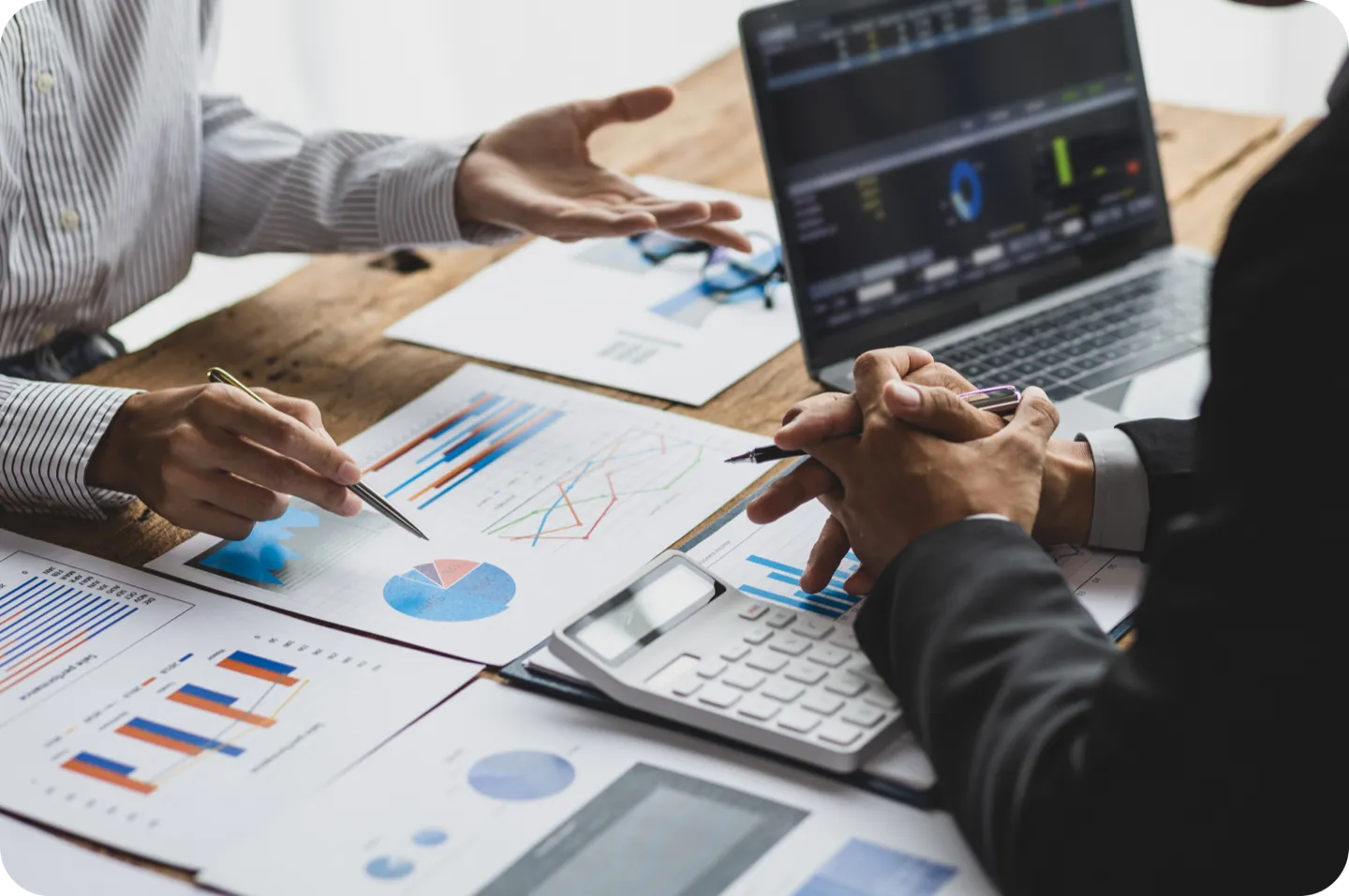 Strategieanalyse mit Charts und Laptop im E-Commerce