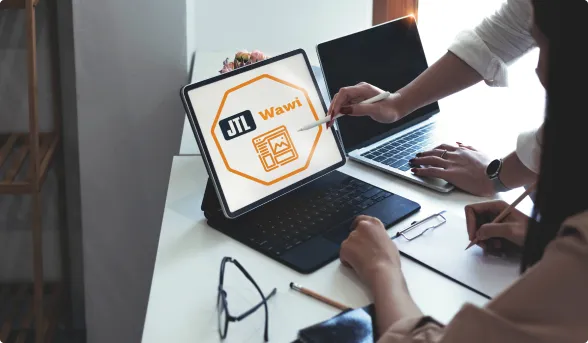 JTL-Wawi auf einem Tablet neben Laptop und Notizen am Arbeitsplatz