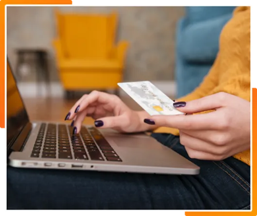 Zahlung mit Amazon Pay am Laptop im Online-Shop