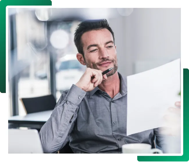 Mann analysiert Kundenfeedback mit Trustpilot