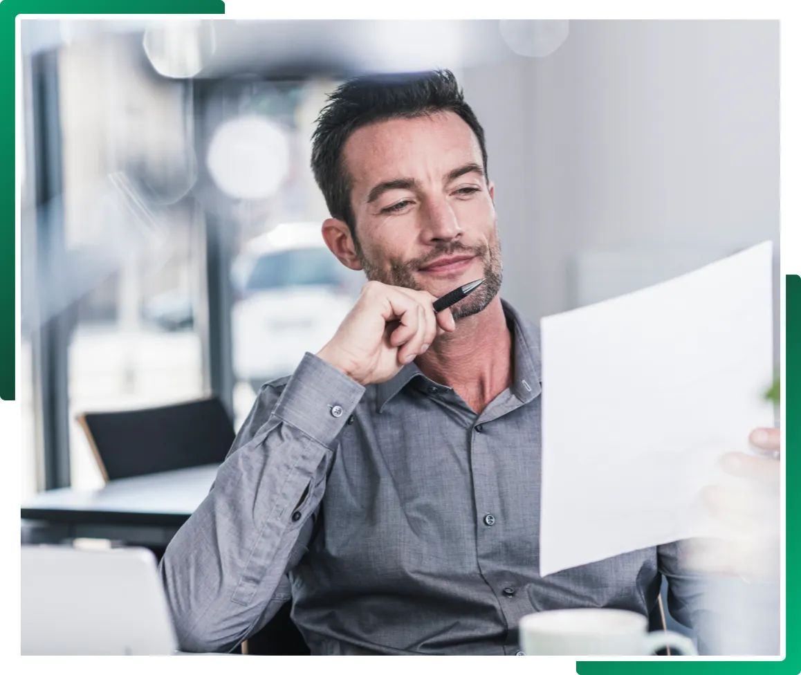 Mann analysiert Kundenfeedback mit Trustpilot