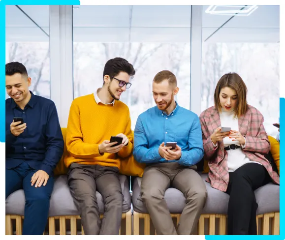 Junge Menschen nutzen Gini App zur mobilen Bezahlung