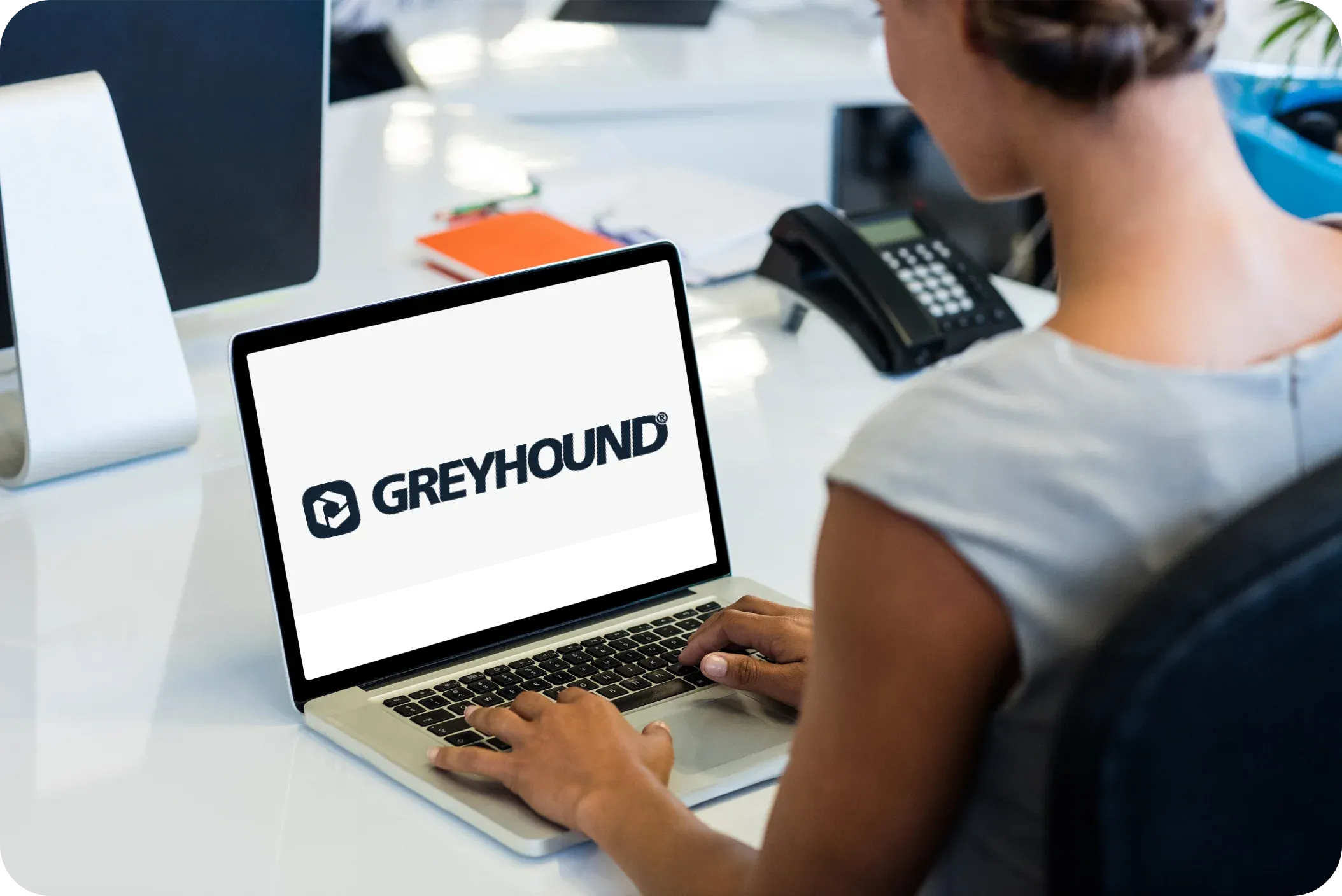 Mitarbeiterin nutzt Greyhound für den Kundenservice am Arbeitsplatz