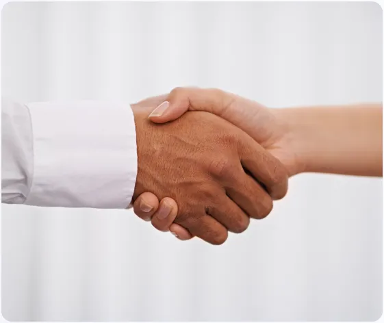 Handschlag zwischen Berater und Kundin