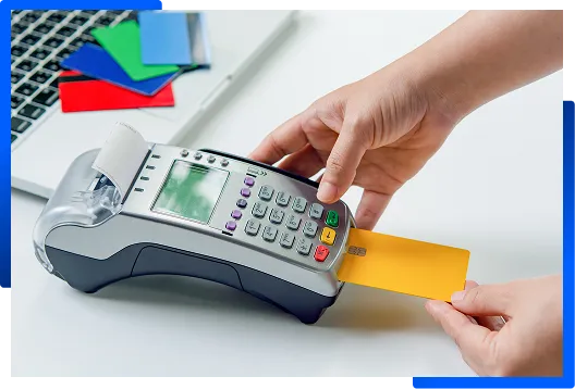 Bezahlung mit Karte an einem Kassenterminal im Ladengeschäft