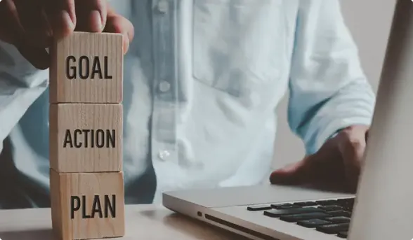 Strategieplanung mit Zielen neben Laptop
