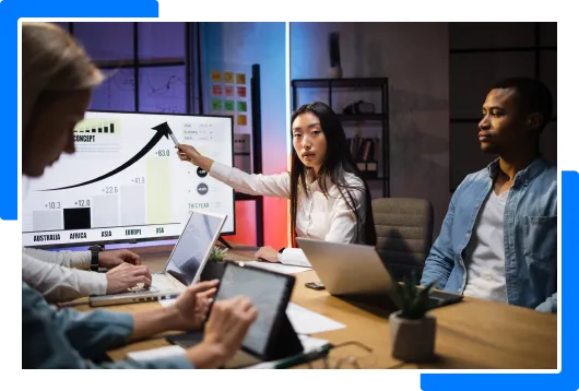KPI-Analyse im Teammeeting mit Dashboard