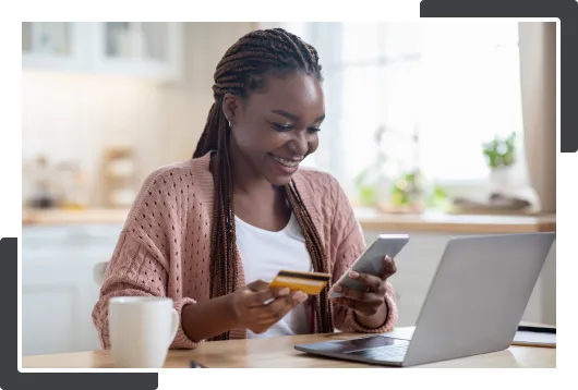 Frau zahlt online mit Smartphone und Karte – sichere Bezahlmethode im E-Commerce