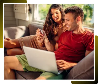 Paar beim entspannten Online-Shopping mit Trusted Shops