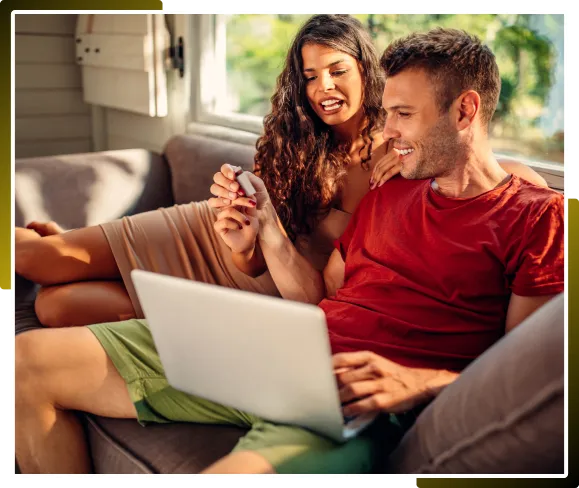 Paar beim entspannten Online-Shopping mit Trusted Shops
