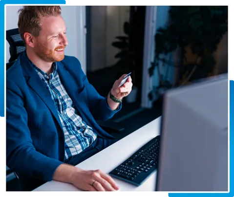Mann zahlt online mit PayPal am Computer im Büro