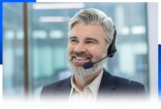 JTL Experte mit Headset beantwortet Supportanfragen