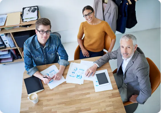 JTL Support Team bespricht Auswertungen am Besprechungstisch
