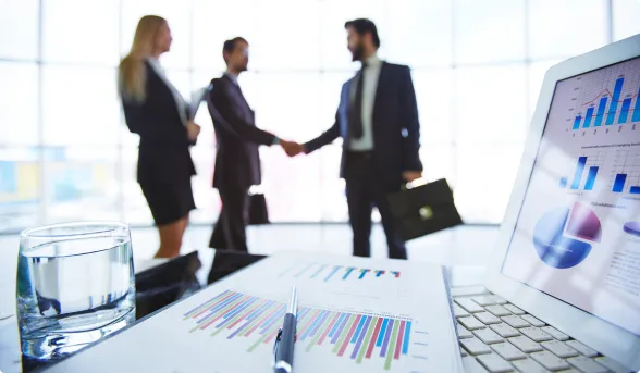 Strategieberatung mit Diagrammen und Handschlag