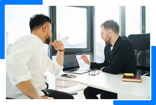 Zielgruppenanalyse im Gespräch mit Laptop im Büro