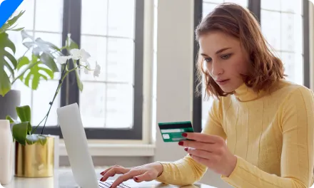 Frau mit Kreditkarte – Optimierte Checkout-Erfahrung im Onlineshop