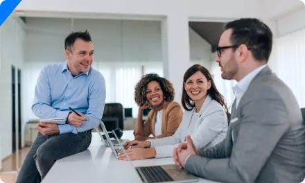 Meeting in modernem Büro – E-Commerce Agentur im Kundengespräch